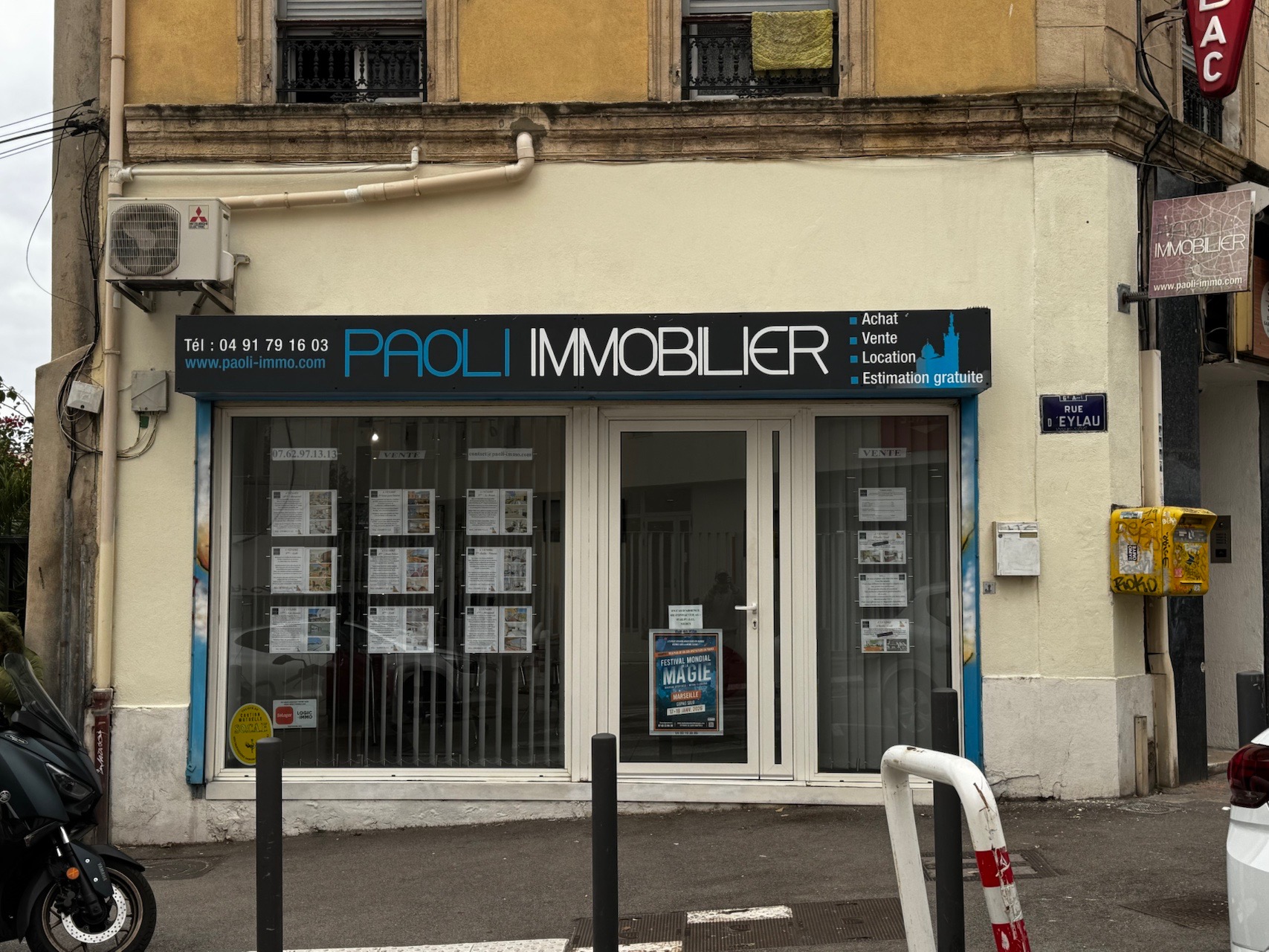 Façade agence après effacement du graffiti