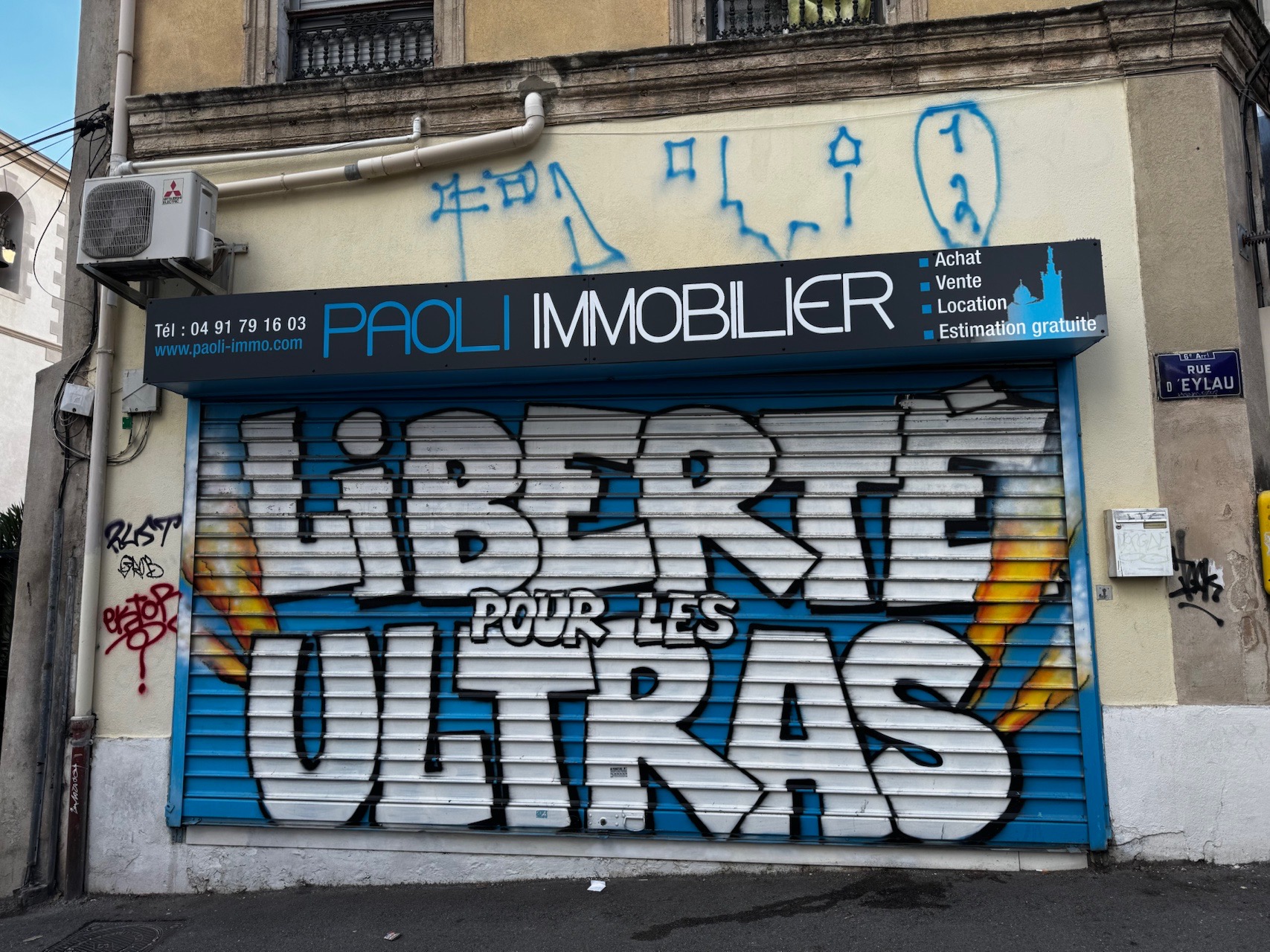 Façade agence avant nettoyage de graffiti