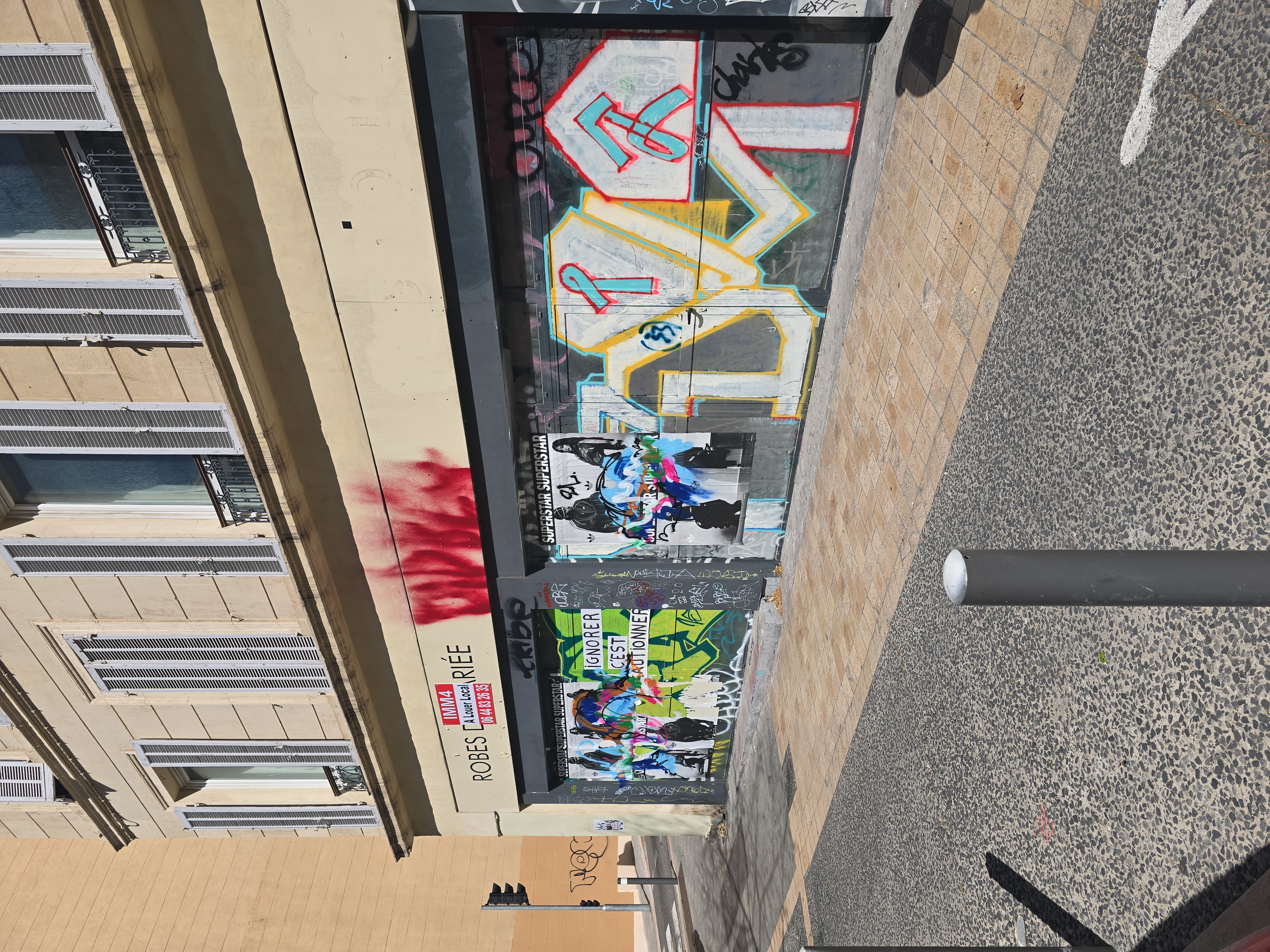 Agence en centre-ville de Marseille avant effacement des tags et remise en état