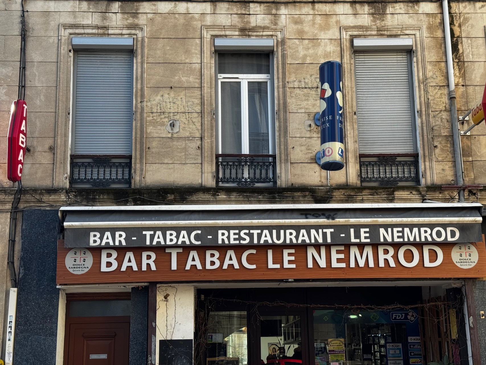 Façade bar restaurant après effacement du graffiti