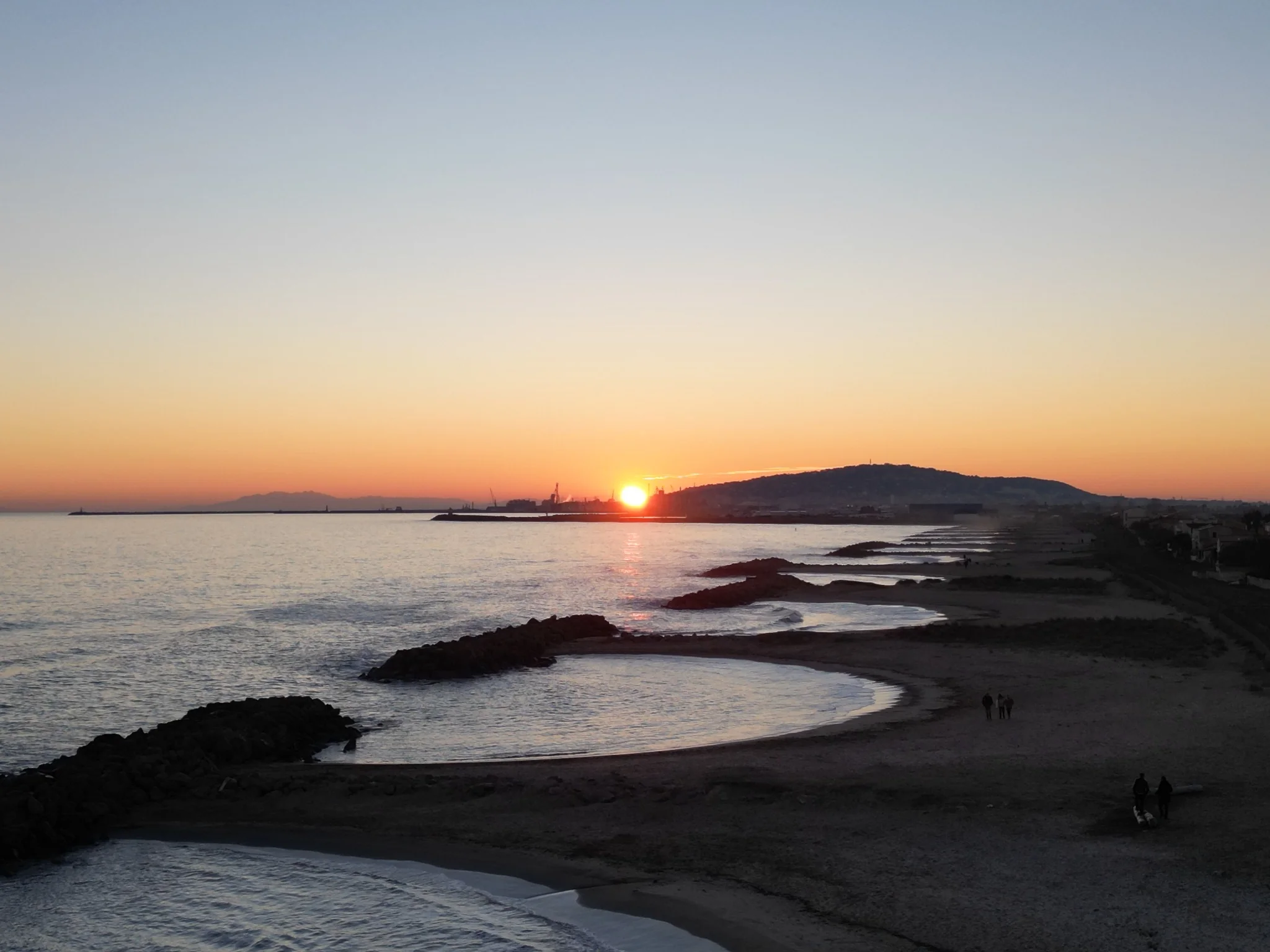 Photographie aérienne d’un coucher de soleil en bord de mer