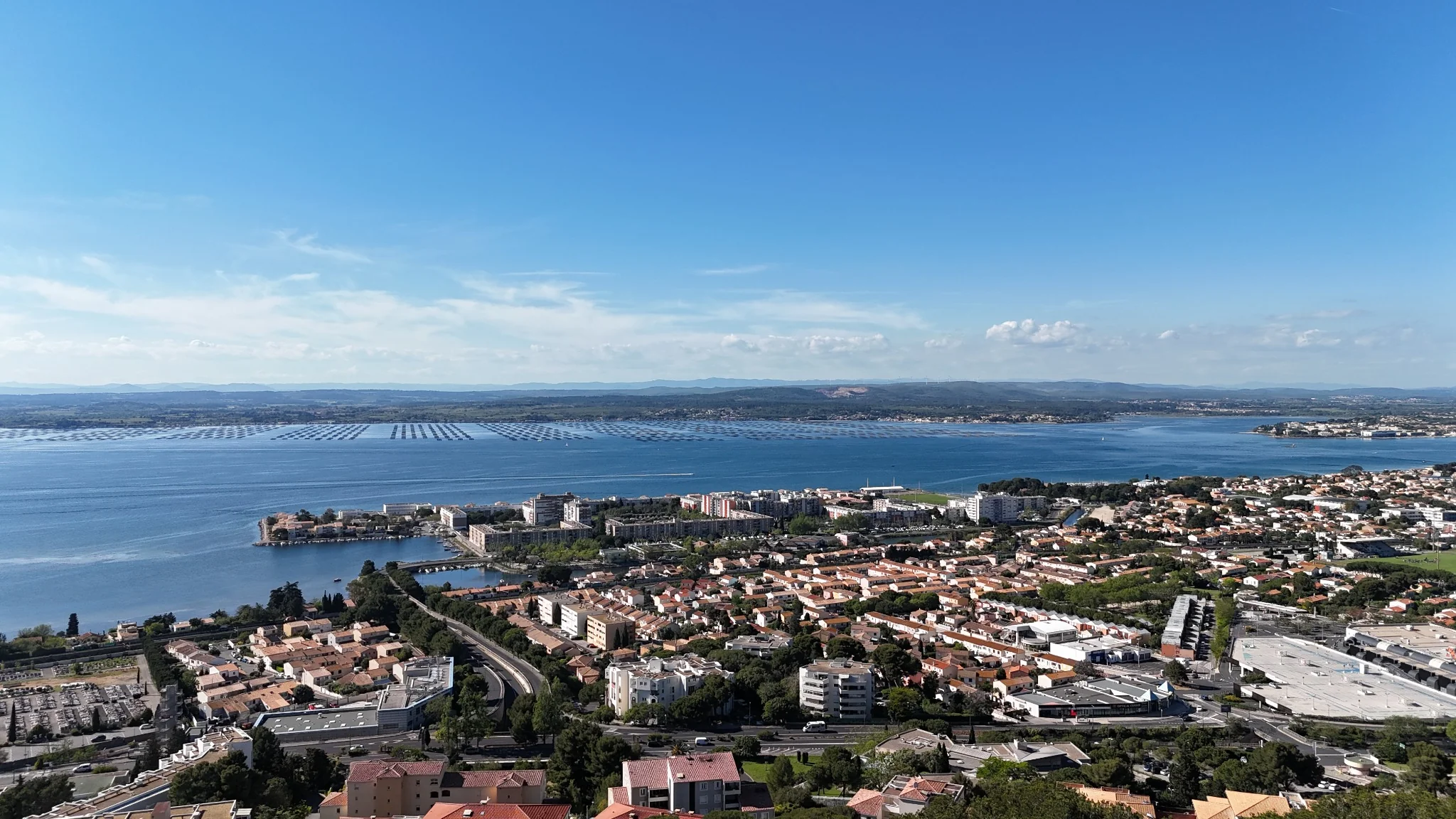 Vue aérienne par drone d’un village au bord de l’étang
